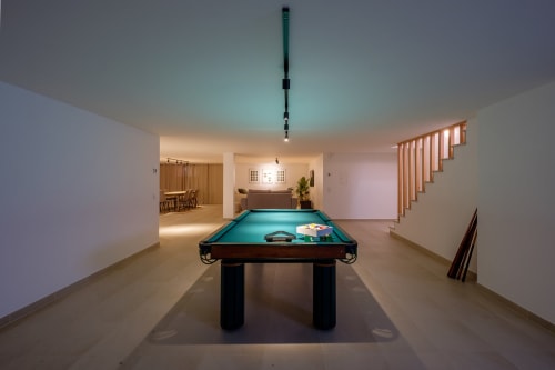 Sala de recreação de villa moderna com mesa de bilhar, escadas e layout aberto no Be SilverCoast, Serra D'El Rei Portugal