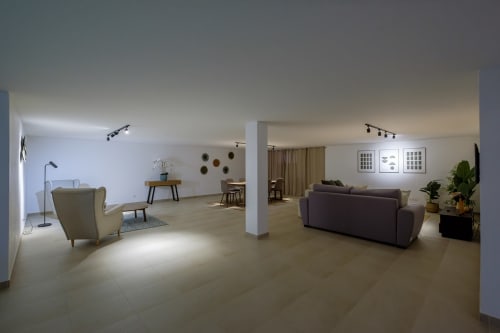 Espaçosa sala de estar de villa moderna em Be SilverCoast com assentos amplos, iluminação natural e decoração contemporânea em Serra D'El Rei
