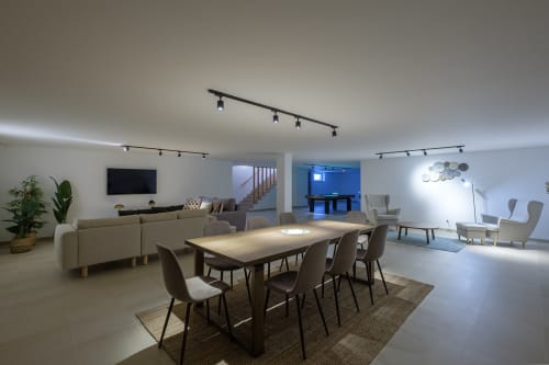 Sala de estar e jantar moderna em Be SilverCoast com mesa de madeira, assentos confortáveis e iluminação de trilho em Serra