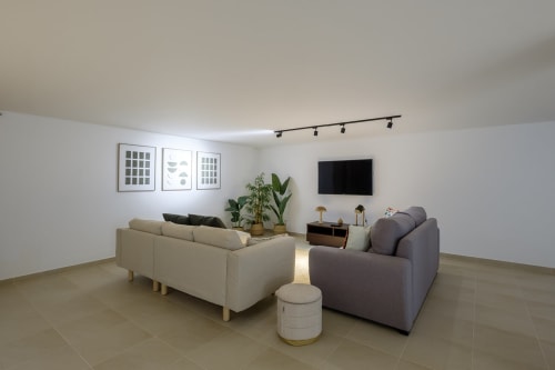 Sala de estar moderna da Marvellous Villa em Be SilverCoast com dois sofás, TV tela plana e decoração contemporânea em Serra D'El