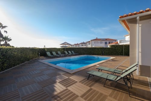 Piscina privada e área de lazer da villa Be SilverCoast em Serra D'El Rei com deck e jardins arborizados