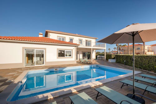 Esplêndida Vila SilverCoast em Serra D'El Rei com piscina privada, espreguiçadeiras e terraço
