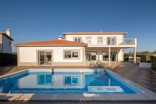 Vila magnífica em Be SilverCoast com piscina privada, arquitetura moderna, terraço em madeira e águas cristalinas em Serra D'El