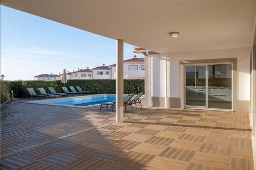 Vila Marvellous SilverCoast com piscina privada, espreguiçadeiras, deck de madeira e vista para o mar em Serra D'El Rei