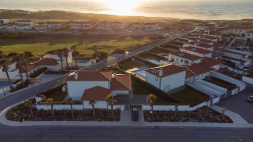 Villa SilverCoast em Serra D'El Rei com vista para a piscina ao pôr do sol, paredes brancas e telhado de telha vermelha