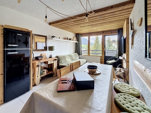 Studio moderne des Tanières de Montgenèvre avec vue sur les montagnes, poutres apparentes, kitchenette et coin nuit