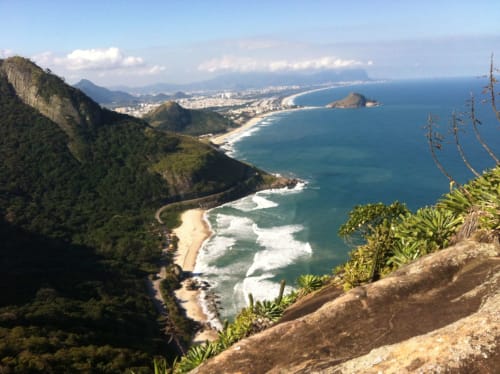 Vista panorâmica costeira das montanhas do Rio de Janeiro mostrando praia, oceano e paisagem urbana perto do Rio Vibes Hostel
