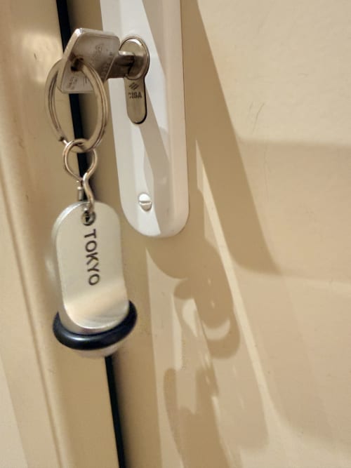 Clé de chambre avec étiquette TOKYO à Le Montreal B&B à Montréal du Gers, France