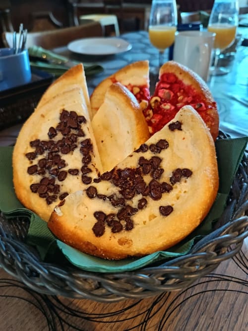 Viennoiseries au chocolat servies au Gîte Le Jardin de la Reyssouze à Gorrevod, France, avec jus frais et