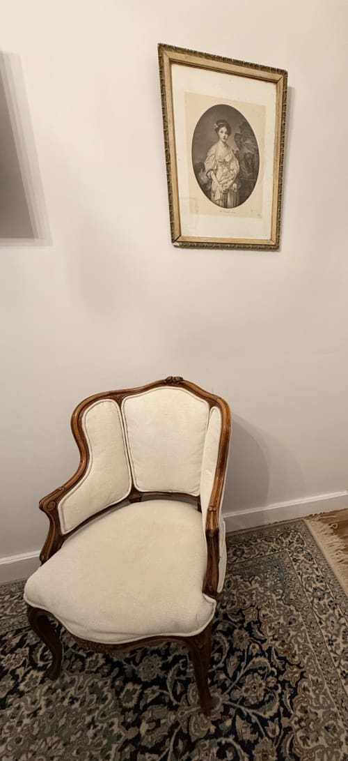 Élégante chaise capitonnée crème avec structure en bois au gîte Le Montreal à Montréal du Gers, France