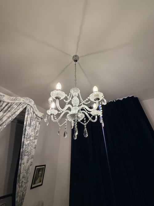 Élégant lustre en cristal suspendu au plafond blanc de la Chambre 3 au Montreal B&B, Montréal du Gers, France