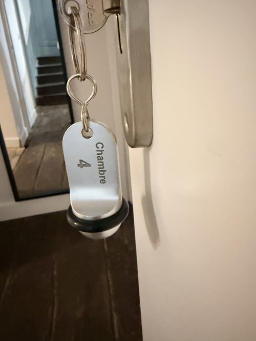 Porte-clés de la Chambre 4 du gîte Le Montreal à Montréal du Gers, France avec étiquette blanche et anneau métallique