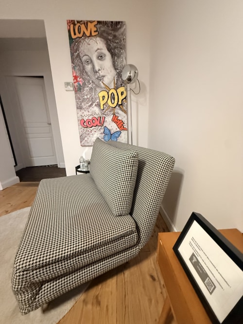 Chambre élégante du Gîte Le Montreal avec fauteuil pied-de-poule, décalcomanie pop art et parquet à Montréal du Gers