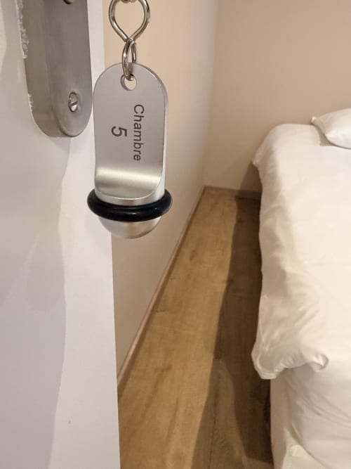 Porte-clés en métal « Chambre 5 » accrochée dans la chambre de la Maison d'hôtes Le Montreal, Montréal du Gers