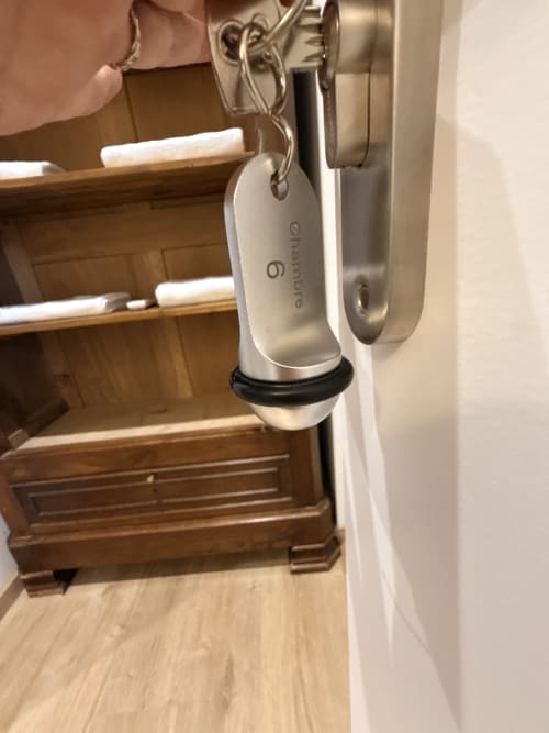 Enceinte Google Home accrochée à la porte de la Chambre 6 au gîte Le Montreal, Montréal du Gers