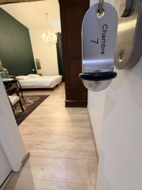 Étiquette de clé de la chambre 7 accrochée à la porte de l'hôtel au B&B Le Montreal à Montréal du Gers, France