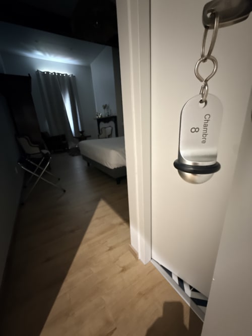Clé de la chambre 8 accrochée au Le Montreal B&B à Montréal du Gers, France, avec vue sur la chambre