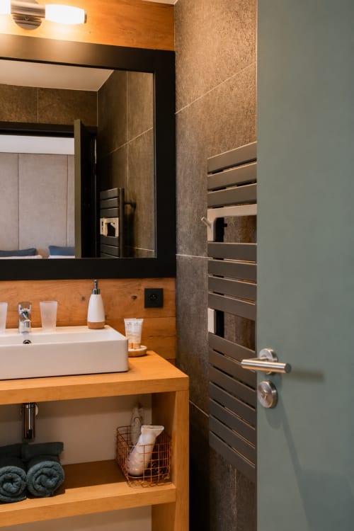 Salle de bain moderne à la Chambre Cédrat d'Au Pied Des Oliviers, Calenzana avec vasque en bois, lavabo suspendu, sèche-serviettes chauffant et