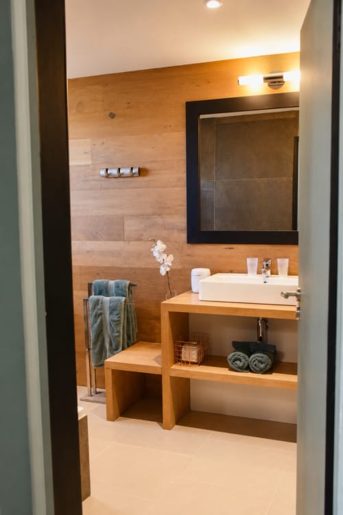 Salle de bains moderne à l'hôtel Au Pied Des Oliviers à Calenzana avec meuble-lavabo en bois, vasque et miroir encadré