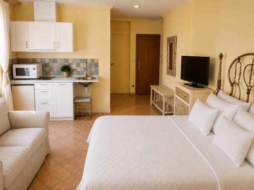 Estudio Boquiera en Baiona con cama queen, cocineta, ropa blanca y piso de barro cocido