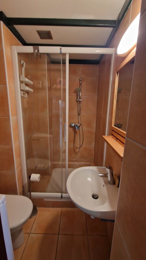 Salle de bain moderne avec douche à l'italienne, lavabo et toilettes à l'appartement Terrasses des Lecques à Saint-Cyr-sur-Mer