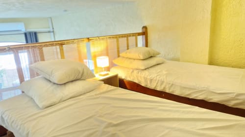 Chambre twin lumineuse avec vue sur mer aux Terrasses des Lecques, Saint-Cyr-sur-Mer, avec literie blanche et jaune