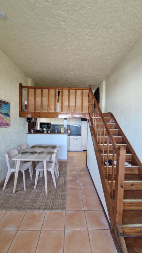 Cuisine et salle à manger en mezzanine avec escalier en bois, Saint-Cyr-sur-Mer