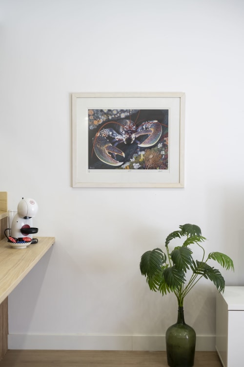 Obra de arte marinha emoldurada no apartamento RB Algarve com planta em vaso e acessórios de mesa