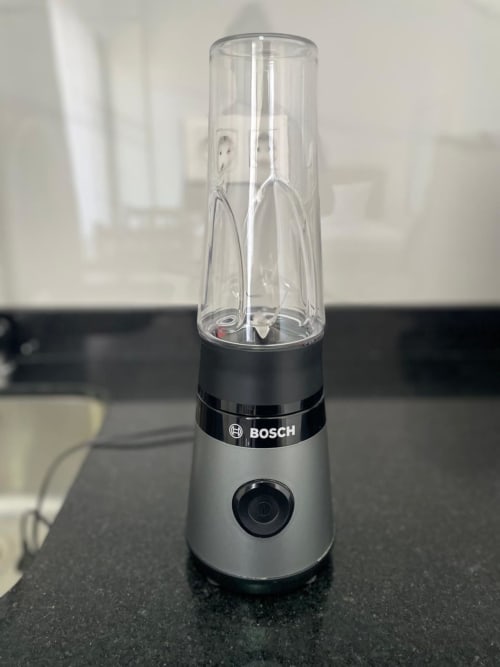 Liquidificador portátil Bosch sobre a bancada da cozinha no apartamento da Residência MedSal em Santa Maria