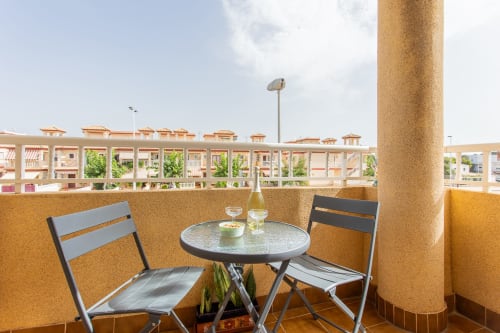 Terraza con zona de estar en Haus Holiday Homes de San Pedro del Pinatar, con vistas al complejo residencial