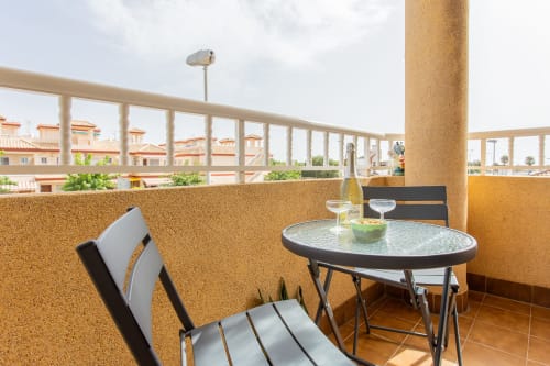 Zona de estar en la terraza con mesa y sillas con vistas a San Pedro del Pinatar, balcón del apartamento Haus Holiday Homes
