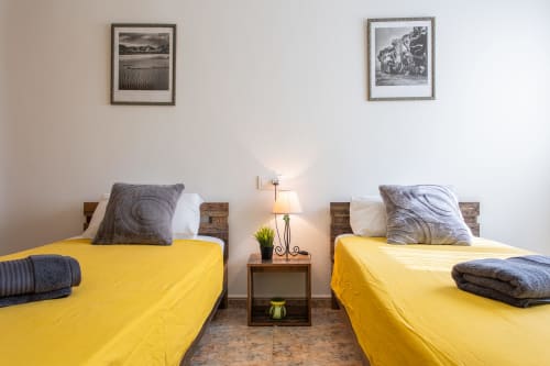 Dos camas individuales con ropa de cama amarilla en un luminoso dormitorio de Haus Holiday Homes, San Pedro del Pinatar