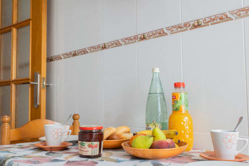 Mesa de desayuno en el apartamento Belchi Beach con frutas frescas, pasteles, mermelada y bebidas en San Pedro del Pinatar