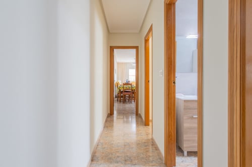 Pasillo moderno en Haus Holiday Homes de San Pedro del Pinatar con puertas de madera y suelos de baldosa