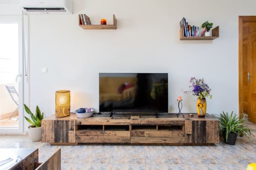 Sala moderna con mueble TV de madera, TV de pantalla plana, plantas decorativas y estanterías en apartamento de Belchi Beach, San Pedro