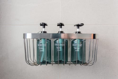 Dispensador de artículos de aseo en el baño con champú, acondicionador y jabón corporal en Haus Holiday Homes, San Pedro del Pinatar
