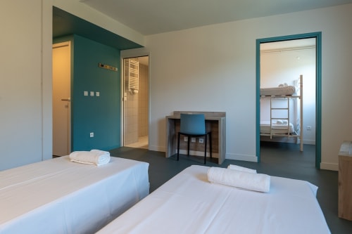 Suite familiale moderne à la Maison Du Haut Salat à Seix avec lits jumeaux, salle de bains turquoise, bureau et lits superposés visibles