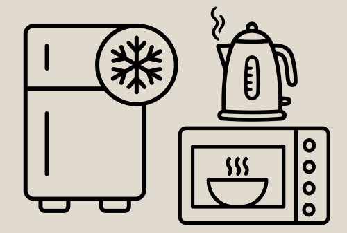 Iconos de refrigerador, hervidor y horno microondas que representan las comodidades de cocina del hotel Casa Azcona en Zizur Mayor