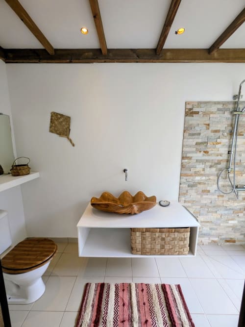 Salle de bain moderne à Fare Tihi Moana BnB à Raiatea avec vasque en bois, douche en pierre et poutres rustiques