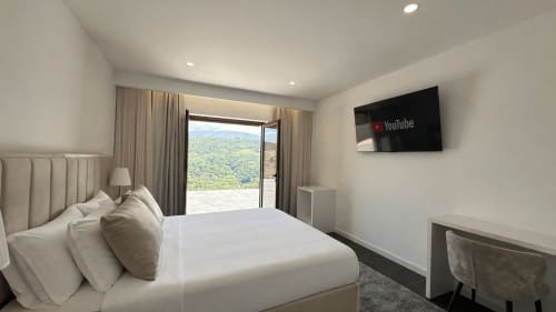 Quarto moderno da Quinta das Susandas com vista para as montanhas, TV suspensa e móveis contemporâneos em Tresouras,