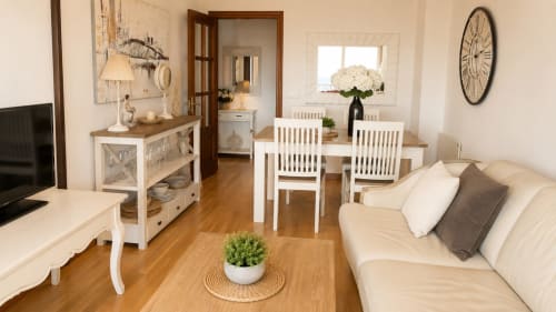 Apartamento Holibai luminoso en Baiona con sofá crema, mesa de comedor, suelos de madera y decoración rústica moderna