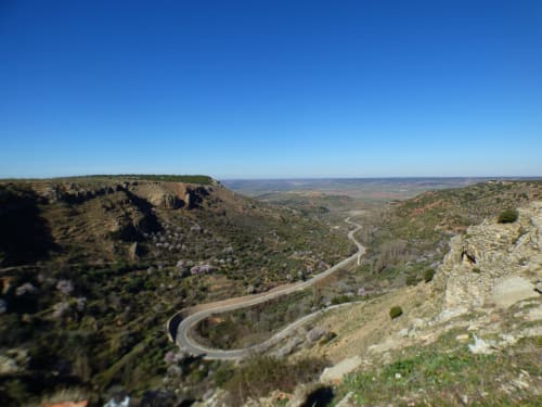 Sinuoso camino por las montañas de Alcaraz con olivares y vistas del valle