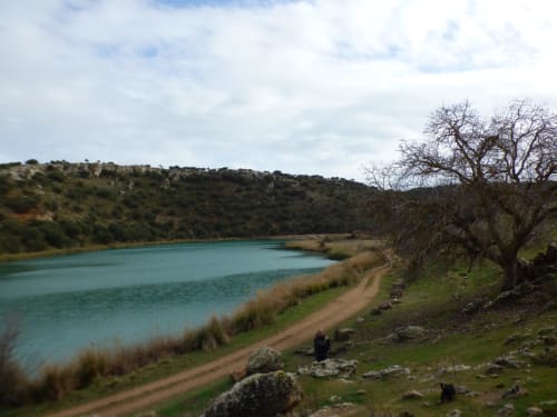 Paisaje de río turquesa cerca de Finca El Arroyo en Alcaraz con vistas de colina y árbol desnudo