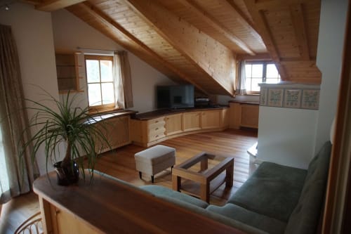Ampio loft a Rusctlea con travi in legno a vista, arredamenti in legno, TV e vista sulle montagne a Selva di