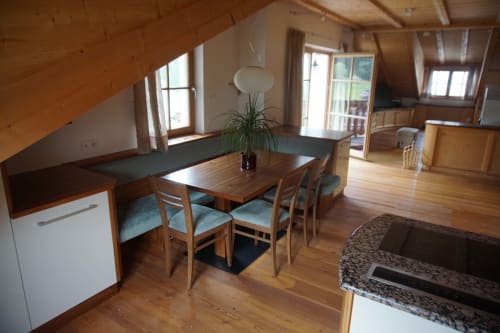 Moderno loft a Rusctlea con travi in legno, tavolo da pranzo, cucina e vista sulle montagne a Selva di Val Gardena