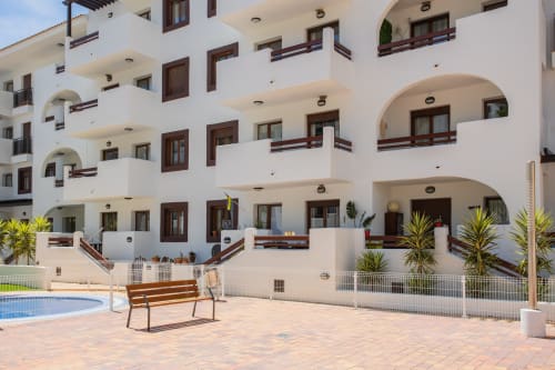 Moderno edificio blanco con piscina y terraza en Haus Holiday Homes, San Pedro del Pinatar, España