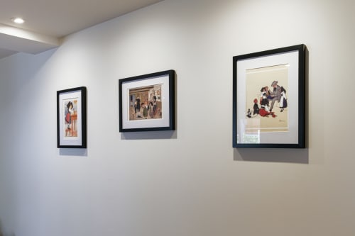 Drei asiatisch inspirierte Kunstwerke in Rahmen an weißen Wänden des Ferienhauses Les Ambrades in Kaysersberg.
