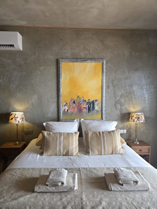 Dormitorio de suite moderna en Les Terrasses Les Suites, Calheta con obras de arte enmarcadas e iluminación cálida