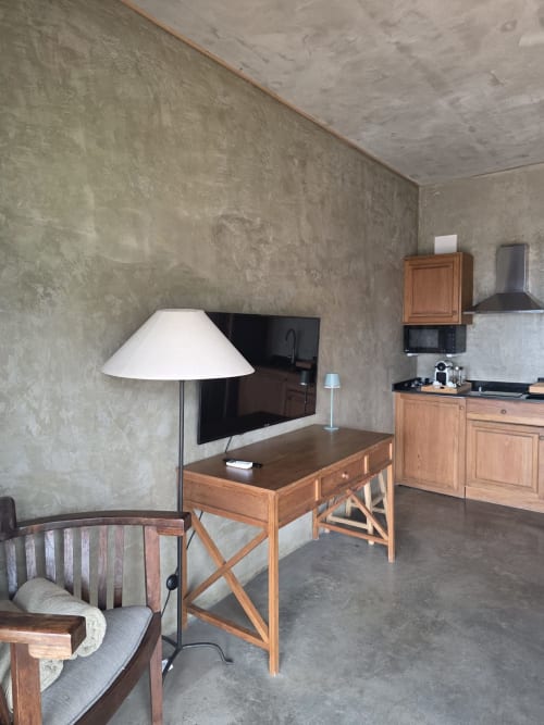 Apartamento estudio moderno en Les Terrasses Les Suites, Calheta, con escritorio de madera, cocina americana y hormigón minimalista