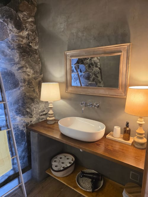 Lujoso lavabo de baño en Les Terrasses Les Suites Calheta con lavamanos tipo vessel, espejo ornamental y decoración costera